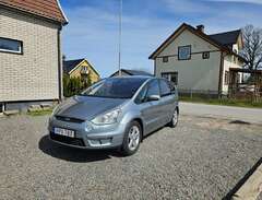 Ford S-Max 7 sits