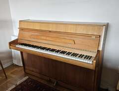 Piano av märket August Hoff...