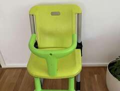 barnmatstol i snygg grön