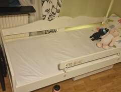 IKEA barnsäng med madrass