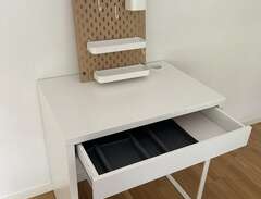 Skrivbord IKEA Micke + Skåd...