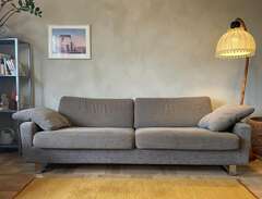 Grå soffa från märket Dux (...