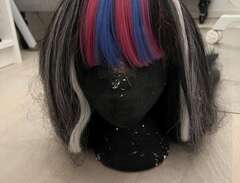 Svart, vit, rosa, blå peruk