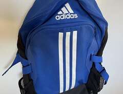 Två ryggsäckar från Adidas