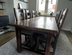 Matbord och åtta stolar