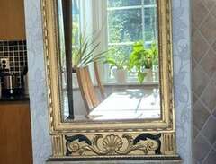 Antik spegel med bord