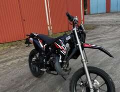 Cross moped