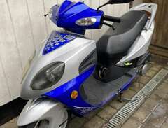 Qingqi 125 scooter