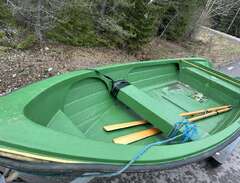 Plastbåt 430cm med åror