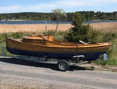 Träbåt med båtvagn