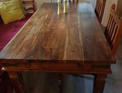 Rustikt matbord med 4 stolar.