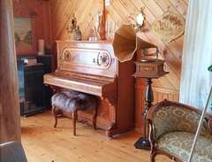 gammalt piano från slutet a...