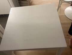 litet vitt fyrkantigt bord,...