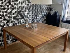Matbord i ek från Mio möbler