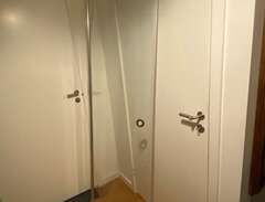 Duschkabin med välvda dörrar