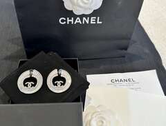 Magiska Chanel örhängen med...