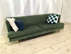 Grön sammets soffa från CB2...