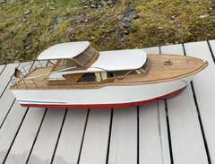 Båtmodell av motorbåt