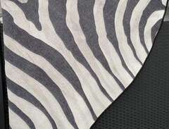Rund matta svart/vit zebra