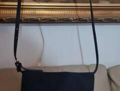 Marinblå handväska