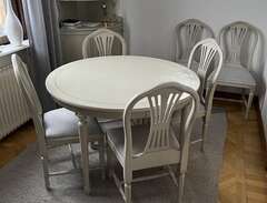 Matbord, stolar och hörnskåp