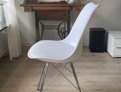 6 vita stolar med kromade ben
