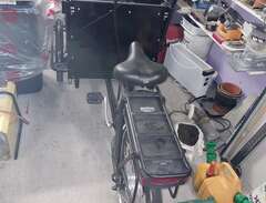 elcykel trehjulig med låda