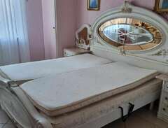 Italiensk handgjord säng