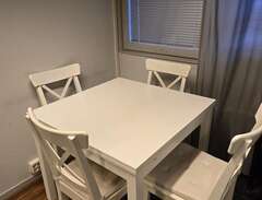 Litet köksbord med 4st stolar!