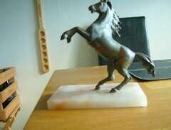 Stegrande hästfigur i brons