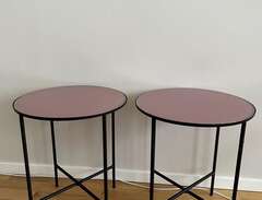 2 små runda bord med rosafä...