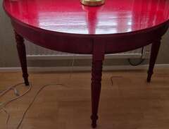 Äldre rött bord
