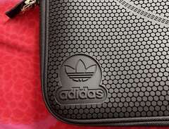 Datorfodral Adidas ”Sneaker...