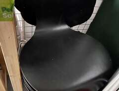 Svarta stolar med kromade b...