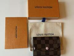 LOUIS VUITTON plånbok i nys...