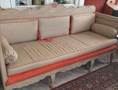 Antik soffa och slagbord