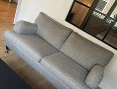 Grå 2.5-sits soffa från Chilli