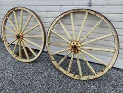 2 gamla vagnshjul