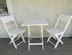 Cafébord + 2 stolar i vitla...