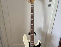 Fender AM Deluxe Jazz Bass...