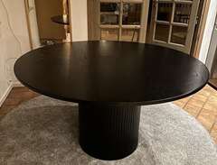 Svart bord (rund) + stolar