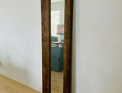 Fin stor spegel med träram