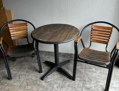 Cafébord med stolar