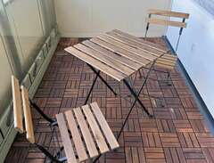 Balkongbord med stolar