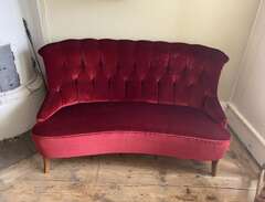 Röd soffa i sammet/velour