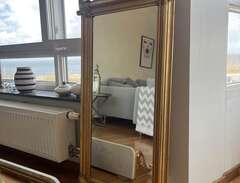 spegel med liten byrå/bord