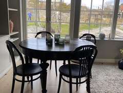 Äldre bord med fyra stolar