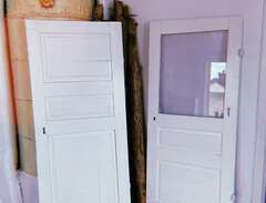 Antika dörrar med originalkarm