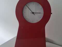 Röd Ikea PS klocka