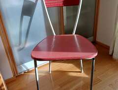 Röd stol med stålram, retro